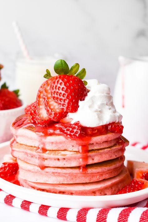 Strawberry Pancakes • Dance Around the Kitchen Strawberry Pancakes Recipe, Puding Pisang, Dance Around The Kitchen, Cheesecake French Toast, Banana Pudding Desserts, Strawberry Pancakes, Breakfast Slider, Savory Bites, Idee Babyshower