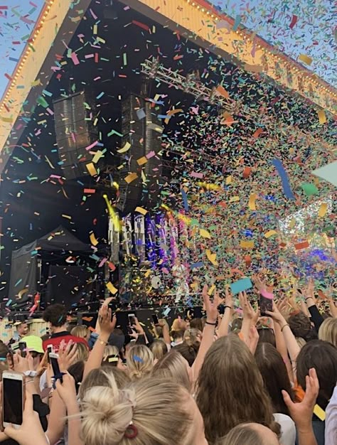 concert confetti aesthetic coachella festival vibes colorful vsco Confetti Aesthetic, Concert Confetti, Coachella Aesthetic, Coachella Makeup, Festival Aesthetic, Concert Aesthetic, Coachella Festival, Mia 3, Festival Vibes