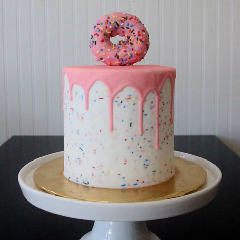 Pink Sprinkle Donut, Homer Donuts, Donut Themed Birthday Party, Savory Cakes, Donut Cake, Donut Birthday Parties, Sprinkle Donut, Confetti Cake, Salty Cake