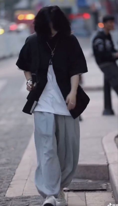 Tom Boyish Outfits Summer, All Black Fashion Aesthetic, Chinese Tomboy Outfits, Asian Tomboy Fashion, Asian Tomboy, Baggy Clothes Aesthetic, Pakaian Hipster, Boyish Outfits, Baggy Clothes