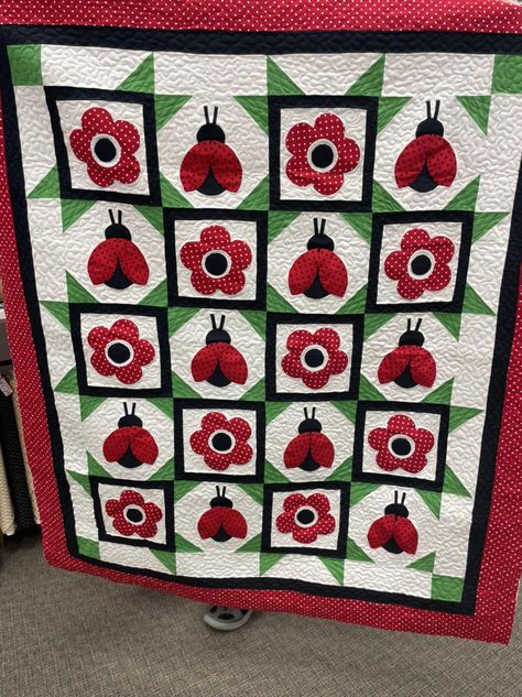 Loving Stitches - Barbara made this cute ladybug quilt for... Ladybug Sewing Pattern, Bug Quilt Pattern, Ladybug Quilt Patterns, Ladybug Quilt Block, Ladybug Quilt, Bug Quilt, Dragonfly Quilt, Aplique Quilts, Home Sewing Projects