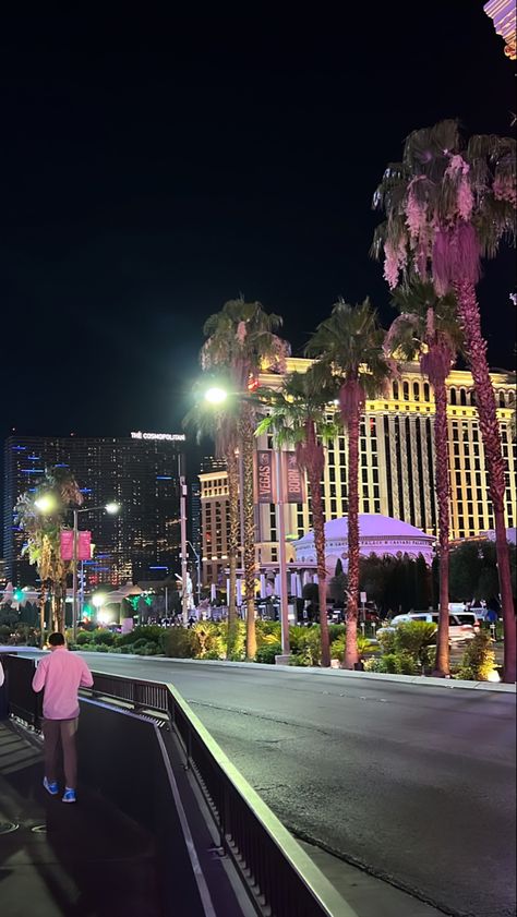 Vegas At Night, Los Vegas Aesthetic, Vegas Strip Pictures, Las Vegas Astetic, Las Vegas Hotel, Las Vegas Wallpaper, Miami Travel Aesthetic, Las Vegas At Night, Vegas Pics