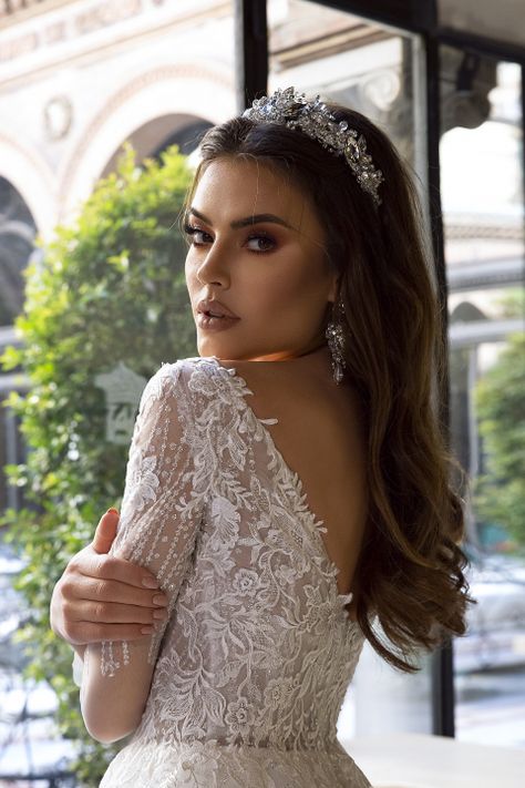 Wedding dress Fiona Modern Bridal Hairstyles, Bridal Hair Tiara, Bridal Hair Down, Bride Hair Jewelry, Wedding Tiara Hairstyles, Plain Wedding Dress, Bridal Hair Veil, Engagement Hairstyles, Wedding Hair Up