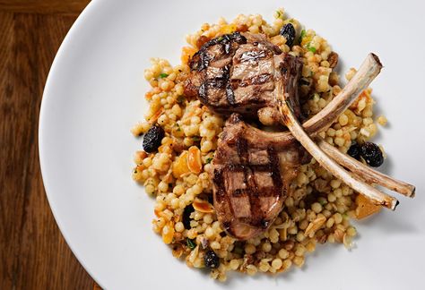 An easy recipe for Italian-style marinated, grilled lamb-chops: Agnello alla Scottadito is great for Easter dinner or spring or summertime cookouts. Braised Lamb Chops, Cook Lamb Chops, Grilled Lamb Chop Recipes, Lamb Chops Recipe, Cook Lamb, Marinated Lamb, Grilled Lamb Chops, Lamb Chop Recipes, Lamb Chop