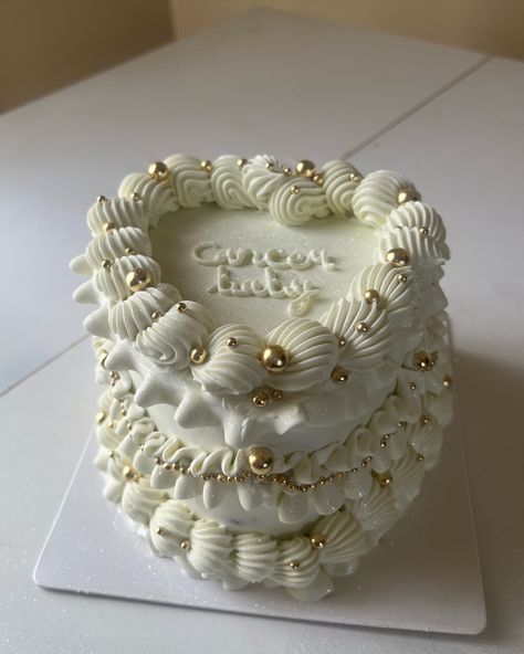 4 Inch Cake Designs, White Heart Cake, Pretty Cake Designs, White And Gold Cake, Simply Aesthetic, 22nd Bday, White Birthday Cakes, 17 Birthday, Bridal Shower Inspo