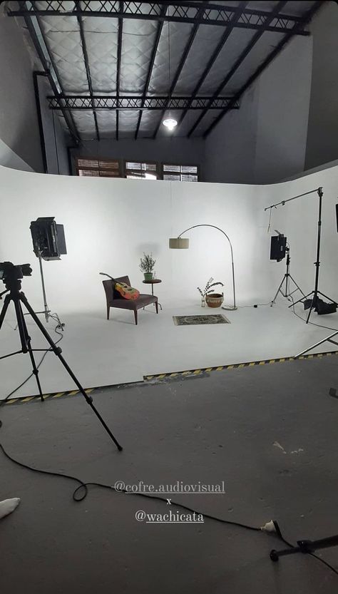 Warehouse Art Studio, Video Studio Setup, Podcast Set Design, Studio Room Design, Photography Studio Spaces, Ruangan Studio, Testimonial Video, Photo Studio Design, Photography Studio Decor