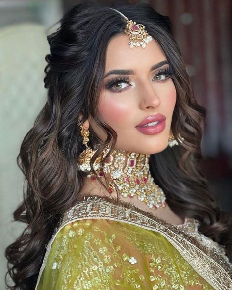 Hairstyle For Girls Wedding, Feminine Hairstyle, Desi Bridal Makeup, Pakistani Wedding Hairstyles, Reception Hairstyles, Pakistani Bridal Hairstyles, Mehndi Hairstyles, Bridal Hairstyle Indian Wedding, Feminine Hairstyles