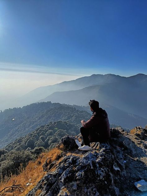 Solo Travel Photography Ideas, Mountain Photography Poses, Mountain Boy Aesthetic, Mussoorie Photography, Mountain Photo Ideas Instagram, Sikkim Photography, Mountain Poses Photo Ideas, Mountain Picture Ideas, Mountain Photoshoot Ideas