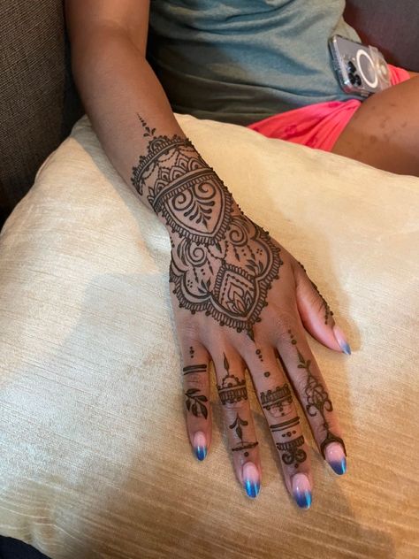 Real Henna Tattoo Ink Tat, Pretty Hand Henna, Henna Designs Brown Skin, Henna Tattoo Black Women, Hand Tattoos For Women Henna, Henna Shoulder Tattoo, Henna Wrist Tattoo, African Henna Designs, Hanna Tattoo Hand