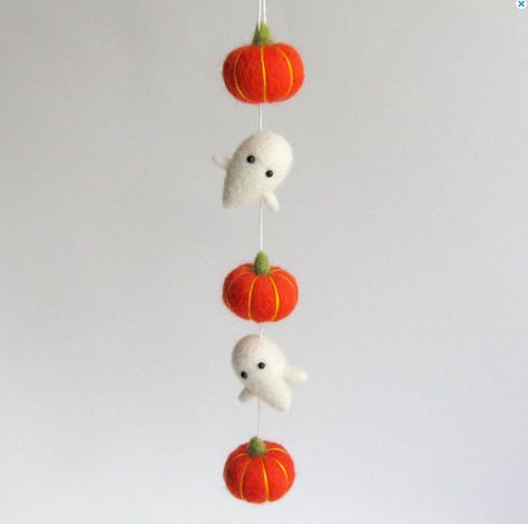 This fuzzy garland is equal parts cute + creepy. Halloween Felt Crafts, Ghost Garland, Needle Felted Ornaments, Baby Mobil, Needle Felting Diy, Pumpkin Garland, Felt Pumpkins, Adornos Halloween, Halloween Miniatures