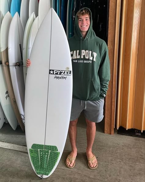 Surfer Guy Aesthetic, Rainbow Sandals Outfit, Surfer Outfit Men, Surfer Guy Style, Surfer Boys Style, Surfer Boyfriend, Surfer Boy Aesthetic, Surfer Outfit, Surf Boy