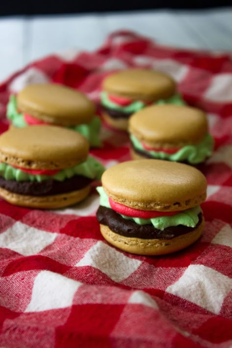 "Hamburger" Macarons | I Say Nomato Macaron Ideas, Macaron Recipes, Chocolate Macaron, 귀여운 음식 그림, Macaron Cookies, Macaroon Recipes, Macaron Recipe, Cute Baking, Burger Bar