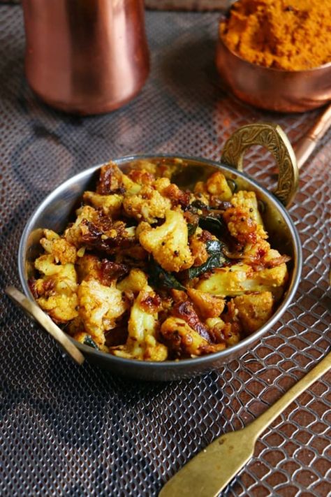 Gobi Recipe, Easy Cauliflower Recipes, Gobi Recipes, Cauliflower Stir Fry, Recipes Cauliflower, Indian Vegan, Curry Recipes Easy, Ayurveda Recipes, Aloo Gobi