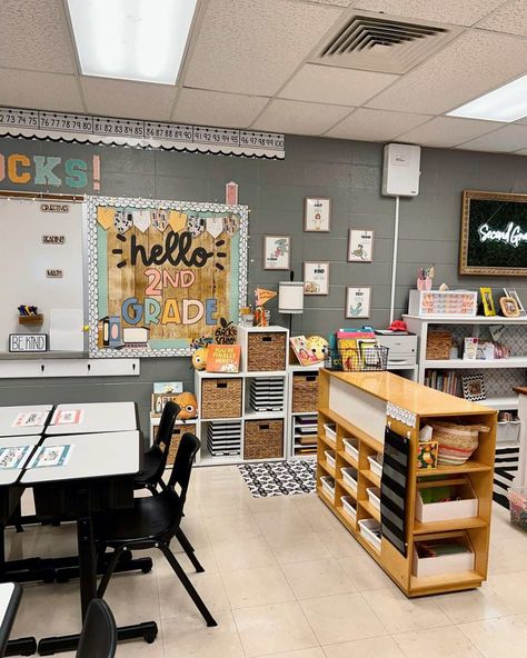 Classroom Tour 2023 : Blue Skies with Jennifer White Desk Setup Classroom, Year 1 Classroom Layout, 2nd Grade Classroom Decor, Second Grade Classroom Decor, Third Grade Classroom Themes, Classroom Layout Ideas Elementary, Small Classroom Setup, Classroom Desk Arrangement, Classroom Setup Elementary