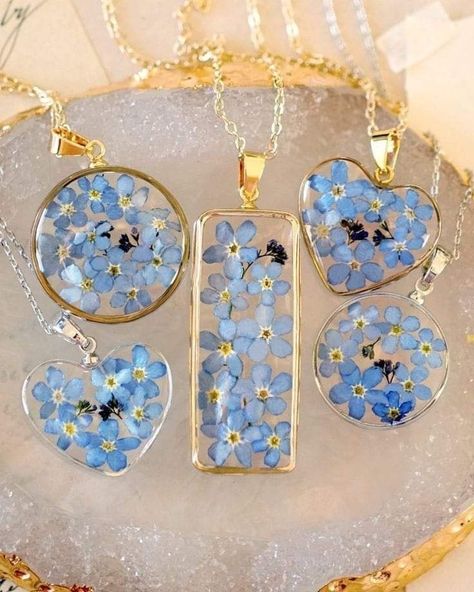 Resin Flower Jewelry Diy, Resin Accessories Ideas, Epoxy Jewelry Diy Ideas, Resina Epoxi Ideas, Resin Flower Jewelry, Resin Necklace Pendant, Resin Pendant Diy, Resin Jewlery, Seni Resin