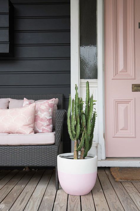 Outdoor Garage Decor, Pink House Door, Colourful Front Doors, Colorful Exterior House, Pink Doors, Pink Front Door, Door Colors, Pink Door, Grey Houses