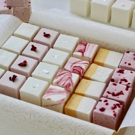 Fancy Marshmallows, Gourmet Marshmallow Recipe, Marshmallow Aesthetic, Luxury Marshmallow, Artisan Marshmallows, Homemade Gourmet Marshmallows, Fancy Sweets, Homemade Marshmallow Recipe, Coconut Jelly