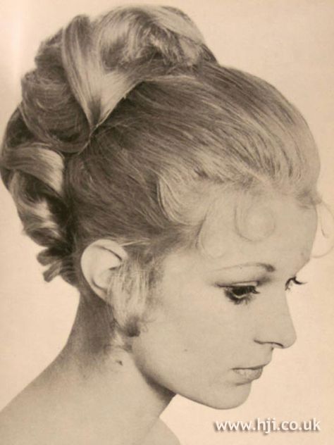 50s Blonde Hairstyles, Circus Hairstyles Vintage, Vintage Glamour Hairstyles, Vintage Hairstyles Updo, 1960s Hair Updo, 60s Updo Hairstyles, 1970s Updo, 60s Updos, 1930s Updo