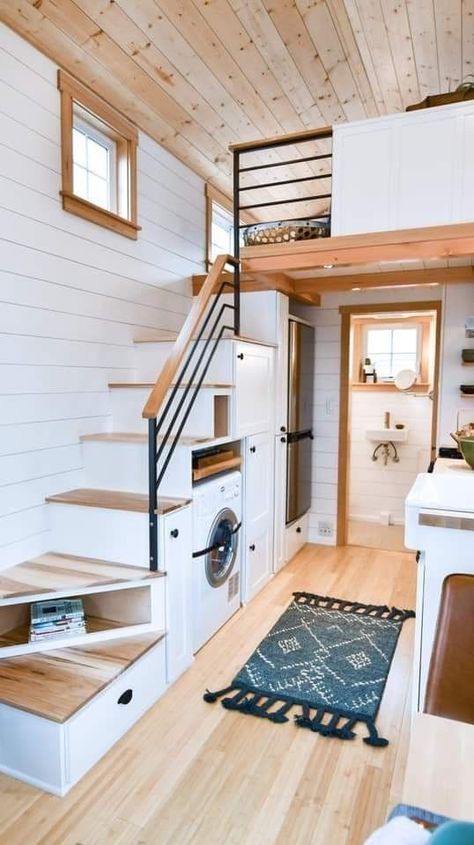 Apartemen Studio, Tiny House Stairs, Kitchen Studio, Tiny House Interior Design, Shed To Tiny House, Tiny House Loft, House Loft, Tiny House Inspiration, Small Studio Apartments