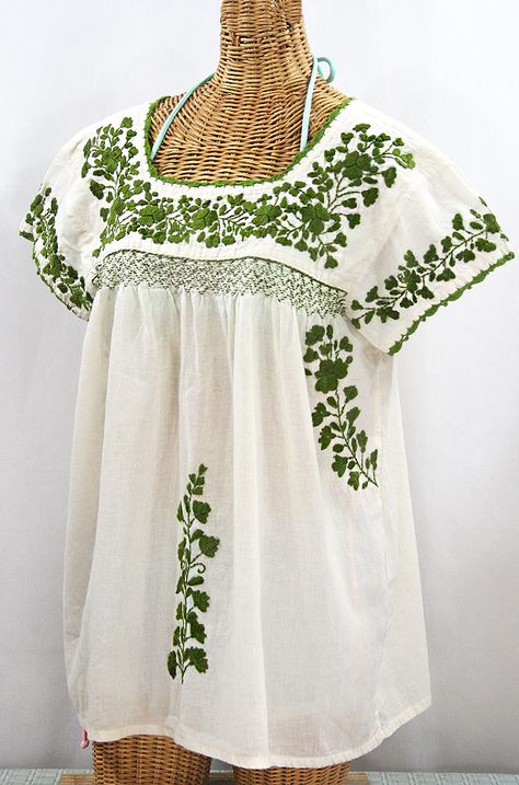 Peasant Blouses Pattern, Mexican Lifestyle, Vintage Peasant Blouse, Mexican Peasant Blouse, Embroidery Light, Simple Outfits For School, Mexican Blouse, Kantha Embroidery, Mexican Dress