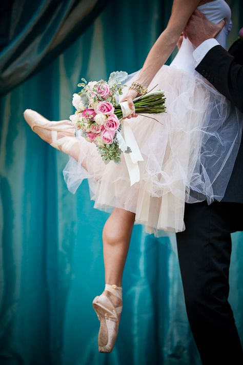 Ballet Wedding, Ballerina Wedding, Wedding Fotos, Ballet Photography, Ballet Beautiful, Wedding Chicks, Wedding Photography Poses, Wedding Guide, Dance Photography