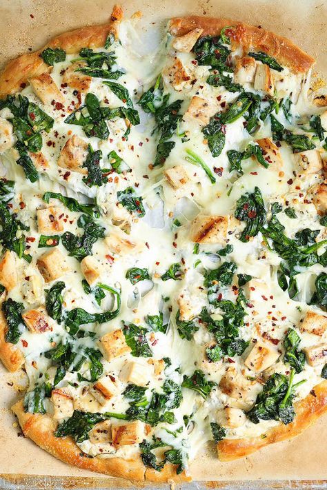 13 Easy Pizza Recipes That Make Great Dinners – SheKnows Spinach Pizza, Roasted Garlic Chicken, Naan Pizza, White Pizza, Chicken And Spinach, Pizza Recipes Homemade, Flatbread Pizza, Chicken Pizza, Spinach Stuffed Chicken