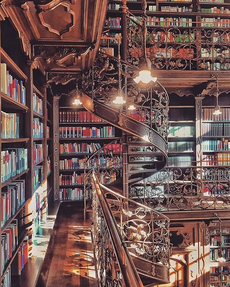 Munich | Travel community on Instagram: “✨Municipal Law Library (Juristische Bibliothek) in Munich is by far one of the most beautiful libraries I‘ve ever seen. ✨ 📷Glorious shot by…” Old Library Aesthetic, Vintage Library Aesthetic, Future Library, Old Libraries, Dream Library, Beautiful Library, Bg Design, Castle Aesthetic, Old Library