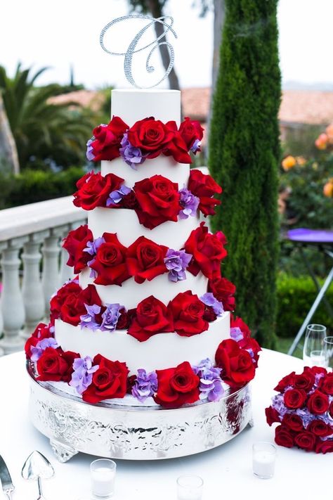 Wedding Flowers Red Roses, Red Purple Wedding, Cakes Elegant, Wedding Cake Fresh Flowers, Roses Purple, Wedding Cakes Elegant, Red Wedding Theme, Purple Wedding Cakes, Purple Wedding Theme