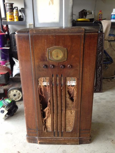 Vintage Repurposed Items, Vintage Stereo Cabinet, Antique Radio Cabinet, Vintage Radio Cabinet, Neat Crafts, Cabinet Diy, Old Radio, Antique Radio, Furniture Flips