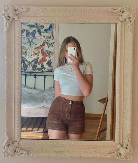 Brown And White Aesthetic Outfit, Brown Shorts Summer Outfit, Brown Shorts Outfit Summer, Light Brown Shorts Outfit, Dark Brown Shorts Outfit, Brown Shorts Outfits Women, Trendy Brown Shorts For Summer, Short Marron Outfit, Hippie Shorts Outfit