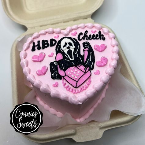 Scream Halloween Cake, Birthday Cake Ideas Halloween, Horror Theme Birthday Cake, Scary Movie Birthday Cake, Scream Bday Cake, Scream Cake Movie, Funny Lunchbox Cake, Scream Movie Birthday Party Pink, Scream Birthday Cake Girl