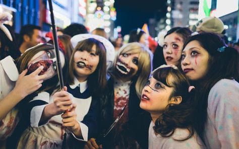 Halloween in Japan has become a recent and unique phenomenon. Discover how it is celebrated in Tokyo and around Japan and where to find the best parties. Halloween In Japan, Halloween Train, Halloween Street, Popular Costumes, Halloween Cans, Halloween Traditions, Special Halloween, Universal Studios Japan, Flash Mob