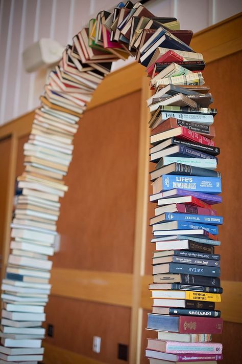 When books meet RPGs: a book nerds wedding to tickle your dice | Offbeat Bride Diy Book Arch, Nerd Wedding Dress, Book Arch, Wedding Mad Libs, Book Page Roses, Geek Party, Nerd Wedding, Book Themed Wedding, Literary Wedding