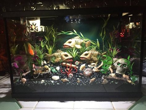 Spooky aquarium! Haunted Fish Tank, Spooky Fish Tank, Gothic Fish Tank, Spooky Aquarium, Gothic Aquarium, Haunted Aquarium, Halloween Aquarium, Aqua Plants, Scary Fish