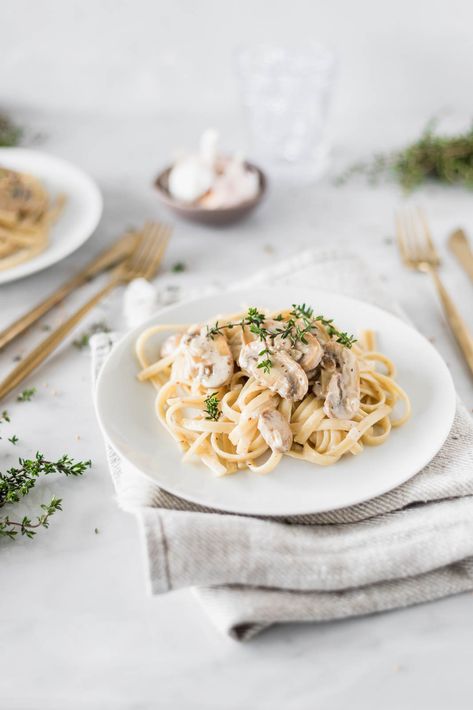 Easy mushroom pasta Italian Food Photography, Spaghetti Vongole, Mushroom Recipes Pasta, Resep Pasta, Mushroom Pasta, Food Photography Inspiration, Food Photography Tips, Linguine, Pasta Recipe