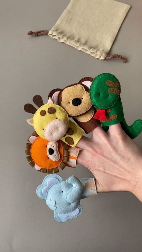 Baby Gift Tags, Finger Puppet Patterns, Felt Puppets, Felt Toys Patterns, Felt Animal Patterns, Felt Finger Puppets, Seed Bead Crafts, Puppet Patterns, Felt Crafts Patterns