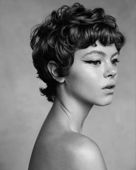 Curly Pixie Haircuts, 얼굴 드로잉, Curly Pixie, Photographie Portrait Inspiration, Pixie Haircuts, Hair Reference, Short Hair Haircuts, Curly Hair Cuts, Short Curly Hair