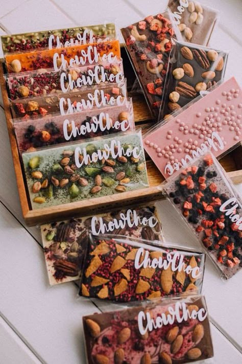 Bar Chocolate Packaging, Chocolate Ideas Creative, Chocolate Design Ideas, Chocolate Packaging Ideas, Diy Chocolate Bars, Chocolate Bar Ideas, Chocolate Bar Packaging, Chocolate Business, Homemade Chocolate Bars