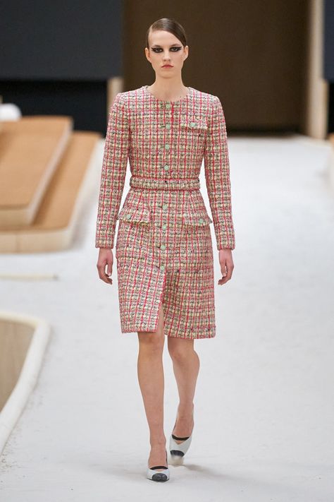 Chanel Tweed Outfit, Vestidos Chanel, Chanel Spring 2022, 2022 Couture, Chanel 2022, Tweed Outfit, House Of Chanel, Chanel Couture, Chanel Style