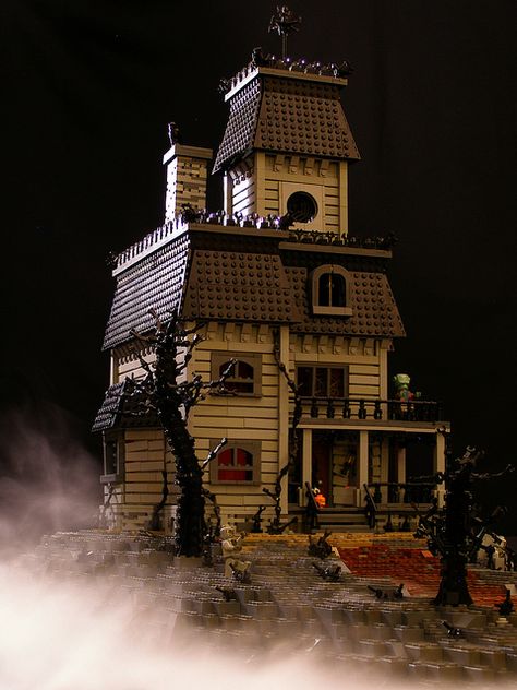 LEGO Haunted House MOC (Legohaulic, Flickr) Lego Haunted House, Lego House Ideas, Lego Halloween, Lego Lovers, Lego Modular, Lego Castle, Lego Worlds, Cool Lego Creations, Lego Architecture