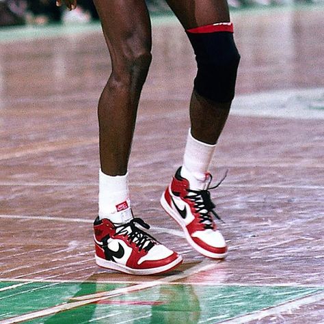 Michael Jordan Photos, Basketball Photography, Dennis Rodman, Jordan Outfits, Jordan 1s, Basketball Pictures, Nike Basketball, Hummel Sneaker, Michael Jordan