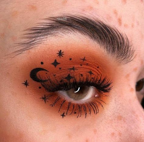 Fun Eye Makeup Looks, Witchy Eyeliner, Cute Eyeliner Ideas, Cool Eyeshadow Looks, Art Makeup Looks, Halloween Eyeliner Looks, Interesting Makeup, Eyeliner Inspo, Extra Makeup