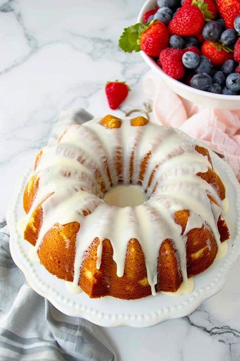 This Southern-style Million Dollar Pound Cake is an absolute showstopper! It's dense, moist, and overflowing with rich, buttery goodness. Banana Yoghurt Cake, Vanilla Dressing, Classic Pound Cake Recipe, Blueberry Doughnuts, Pineapple Squares, Lemon Bundt Cake Recipe, Bake Banana, Banana Yogurt, Raw Eggs