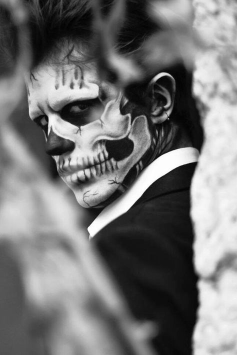 Mens Halloween Makeup, Skeleton Face Paint, Skull Face Paint, Skeleton King, Festival Makeup Rave, Festival Makeup Glitter, Dead Makeup, Skeleton Face, Skeleton Makeup