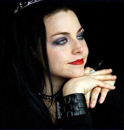 Amy lee : evanescence Amy Lee Makeup, Pagan Poetry, Alissa White, Amy Lee Evanescence, Alternative Makeup, Goth Makeup, Amy Lee, Evanescence, Metal Girl