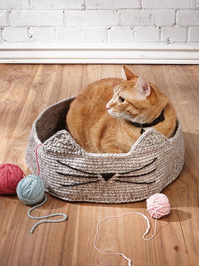 Basket Crochet Pattern, Crochet Cat Bed, Cat Couch, Annie's Crochet, Basket Crochet, Crochet Idea, Cat Basket, Cozy Cat, Confection Au Crochet