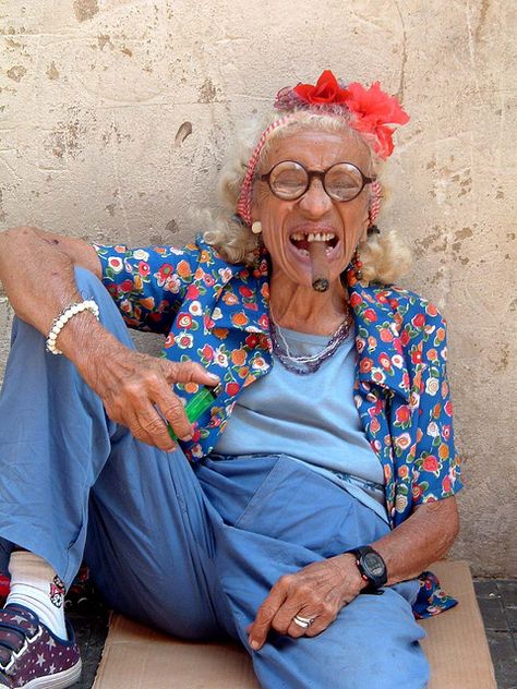 cigar lady - http://www.cuba-junky.com Weird People Pictures, Funny Faces Pictures, Funny Old People, Old Lady Humor, Exterior Christmas, Funny People Pictures, Christmas Potpourri, Face Pictures, Old Woman