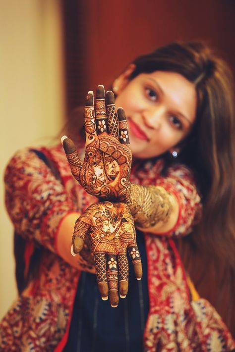 Shivani & Tanmay – A Fairy-tale Wedding Fit for A Princess and Her Prince At Taj Land’s End – India's Wedding Blog Mehandi Rasam Photography, Mahedi Photo, Mehndi Closeup, Shankar Nag, Shadi Pose, Mehndi Rasam, Mehndi Poses, Mehendi Photoshoot, Mehendi Ideas