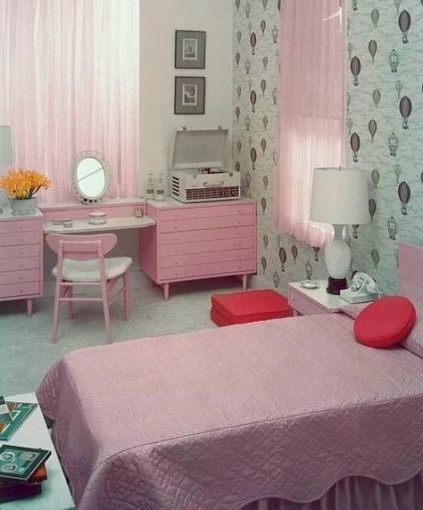 50’s Bedroom, 1950s Bedroom Ideas, 1950’s Bedroom, 50s Bedroom Aesthetic, Room Ideas For Teens, Vintage Room Ideas, 50s Room, 1950s Teenagers, 1950s Bedroom