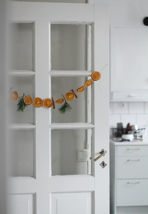 Cinnamon Garland, Seasonal Garland, Budget Christmas Decor, Navidad Natural, Minimalist Diy, Natural Christmas Decor, Dried Oranges, Holiday Quotes, Orange Garland